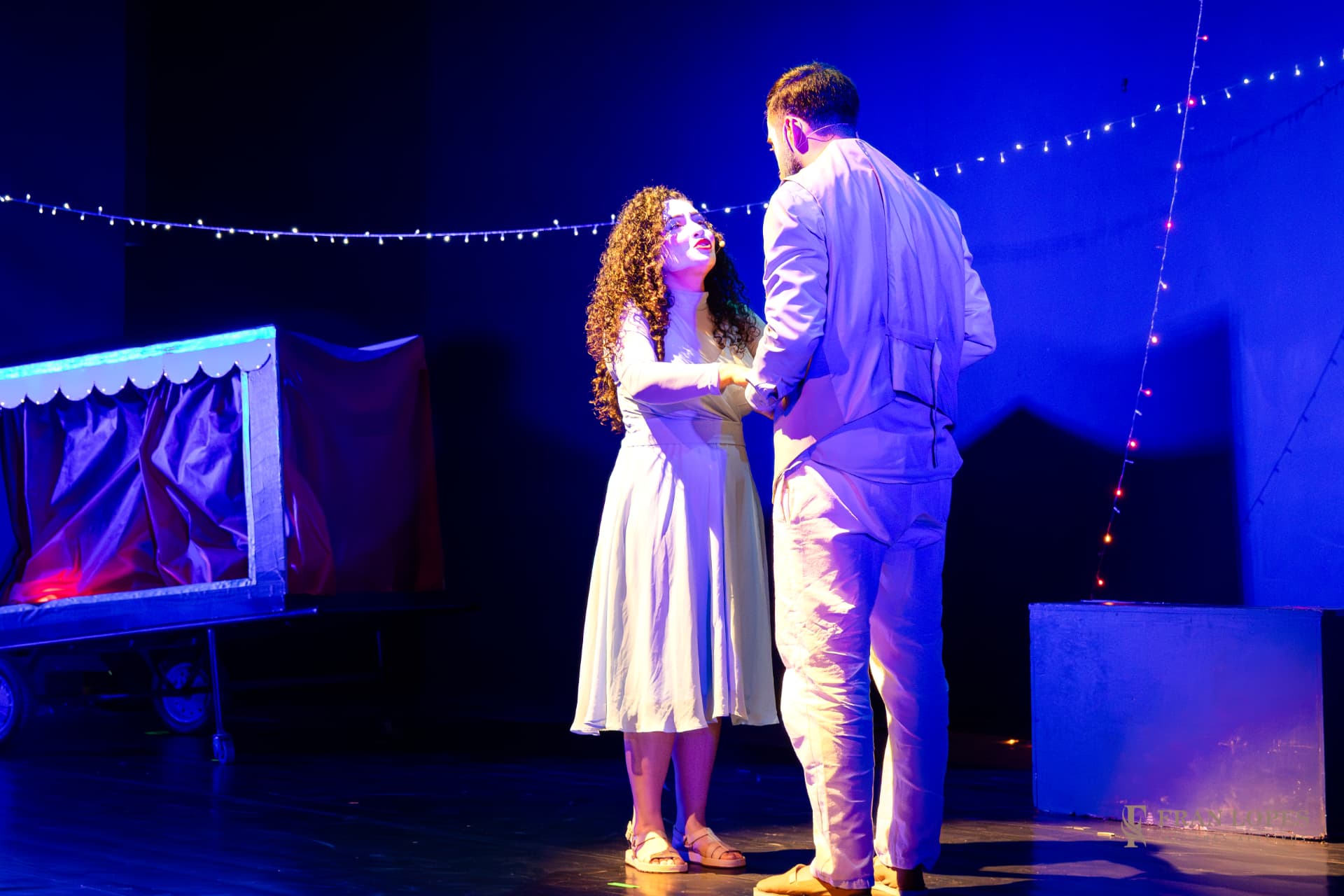 José e Maria em cena, sob luz de palco